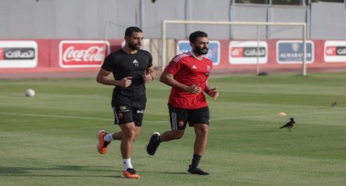 للتعافي من إصابة الخلفية.. السولية يبدأ الجري حول الملعب في تدريبات الأهلي